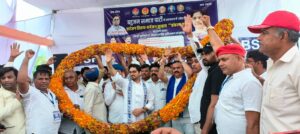 बीएसपी नेता प्रकाश आनंद व मनोज घुमरिया का सम्मान करते कार्यकर्ता।