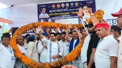 बीएसपी नेता प्रकाश आनंद व मनोज घुमरिया का सम्मान करते कार्यकर्ता।