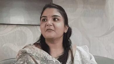 आरएएस एग्जाम में 13वीं रैंक हासिल करने के बाद दीपशिखा कालवी अपने पति राजवेन्द्र सिंह के साथ।