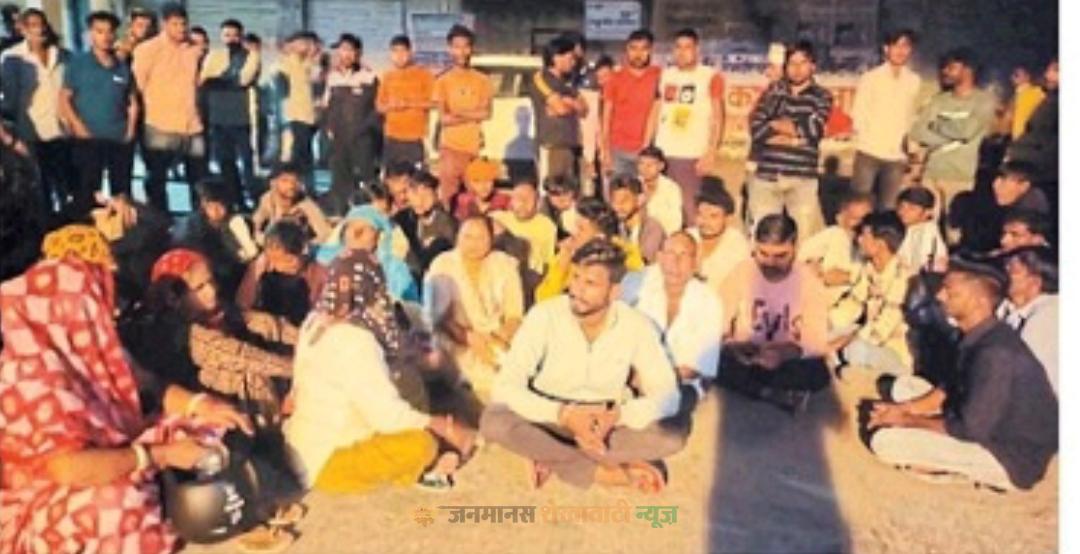 सूरजगढ़. अस्पताल के सामने धरने पर बैठे परिजन ।