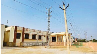 खेतड़ीनगर - पीएचसी परिसर में से लगे बिजली के पोल