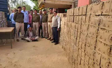 झुंझुनूं. टोल नाके नजदीक कंटेनर से पकड़ी गई शराब, गिरफ्तार चालक व मौजूद टीम।