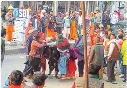 उदयपुरवाटी नई सब्जी मंडी चौराहे के निकट झगड़ा करते हुए बिजोरिया।