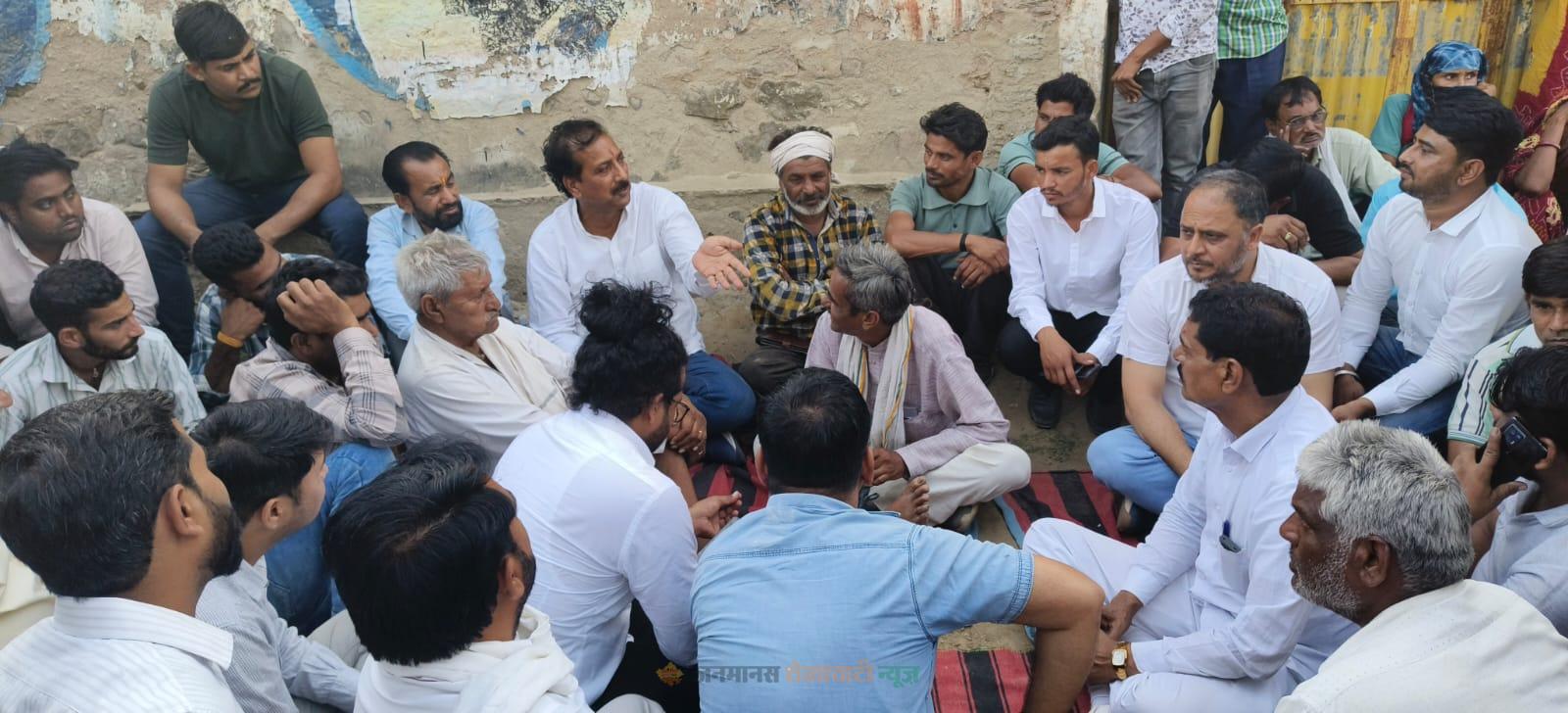 पूर्व मंत्री राजेंद्र सिंह गुढ़ा पंहुचे खेतड़ी थाने के सामने धरना स्थल पर पहुंचे।