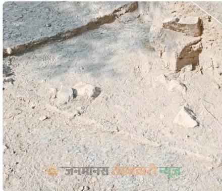 झुंझुनूं के बांसियाल गांव में उत्खनन में मिली एक घर की दीवार। यह लाइम पावडर व अन्य मिश्रण से बनाई हुई है।